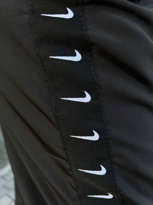 Нейлонові штани Nike на лампасах