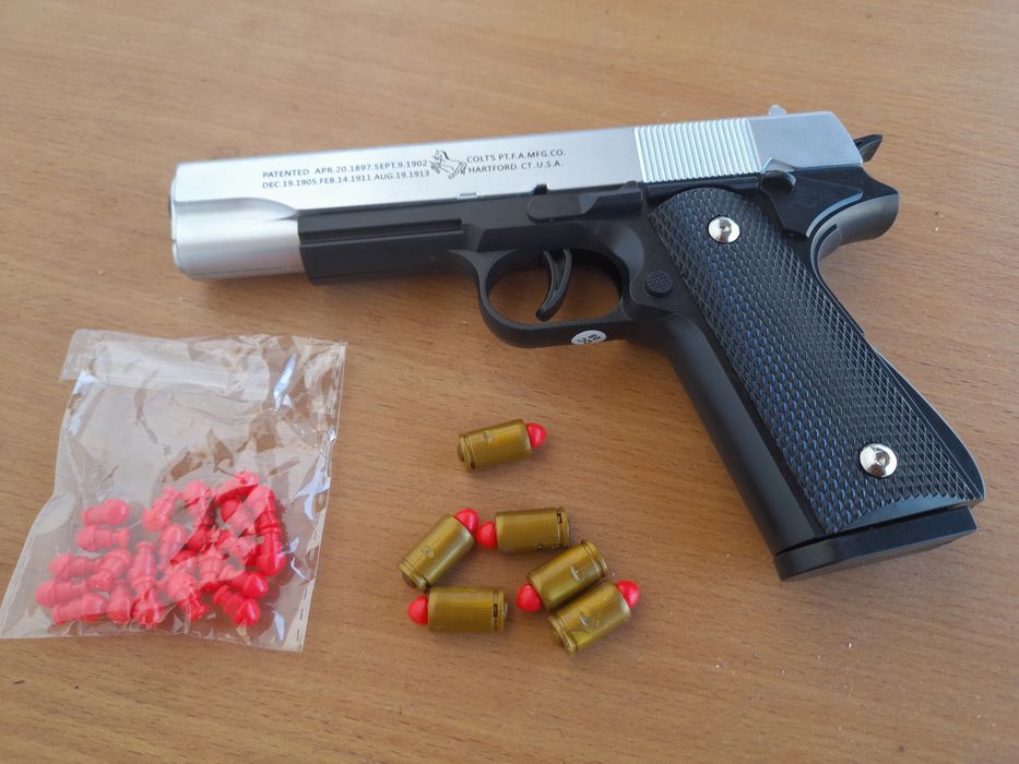 Іграшковий пістолет