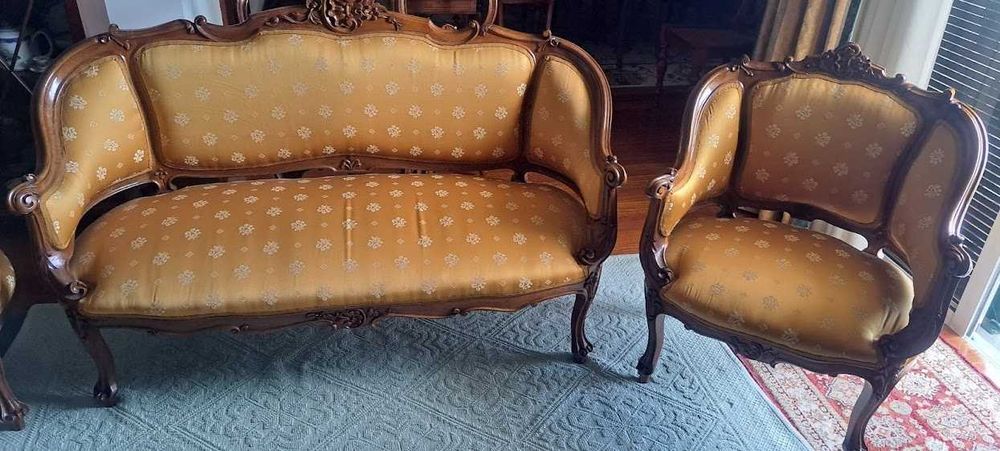 Conjunto sofá, poltronas e cadeiras antigas sem braços.