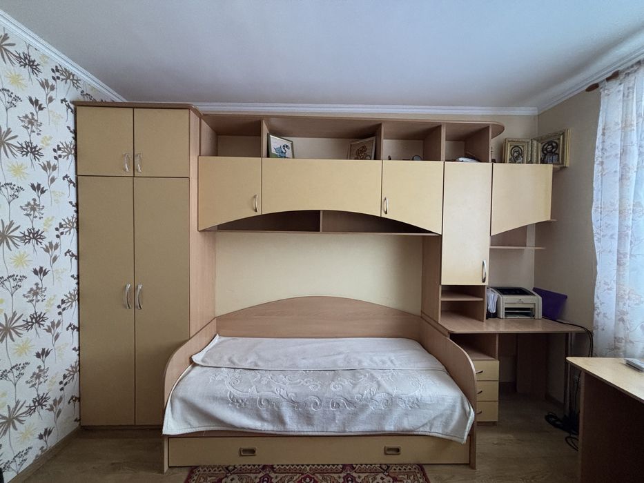Дитячі меблі для кімнати комплектом: ліжко, шафи, стіл, полиці