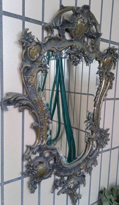 Mesa e espelho em latão