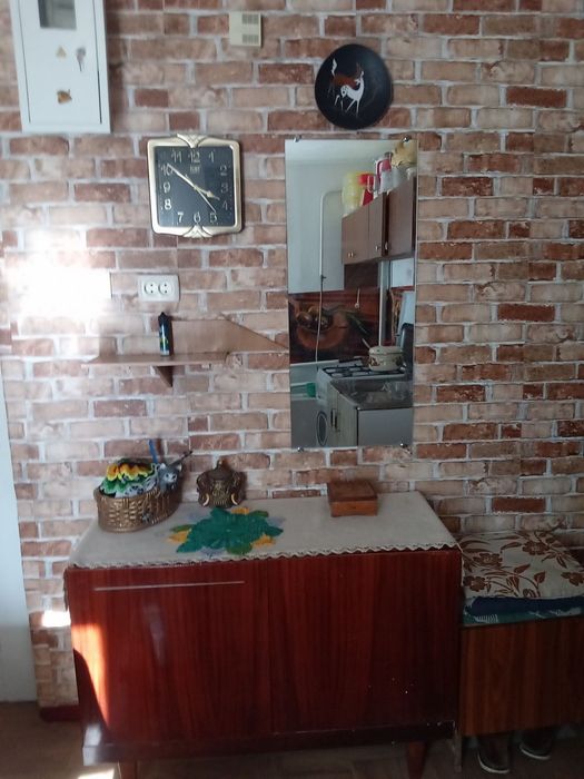 Продам трьох кімнатну квартиру с. Білокриниця, з меблями.