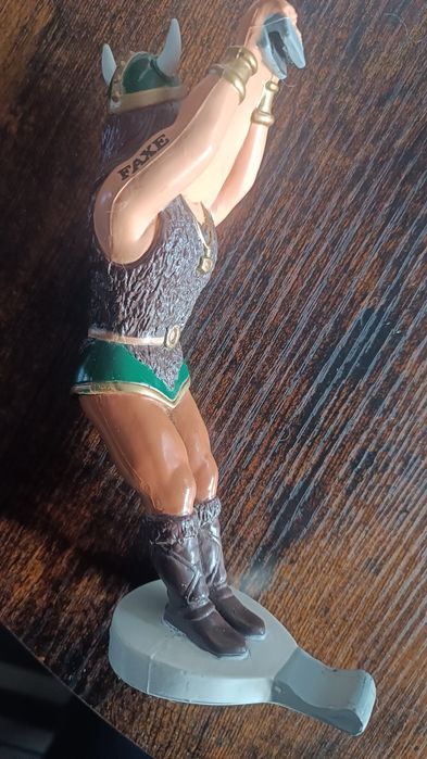 Figurka wikinga służąca za uchwyt do puszki