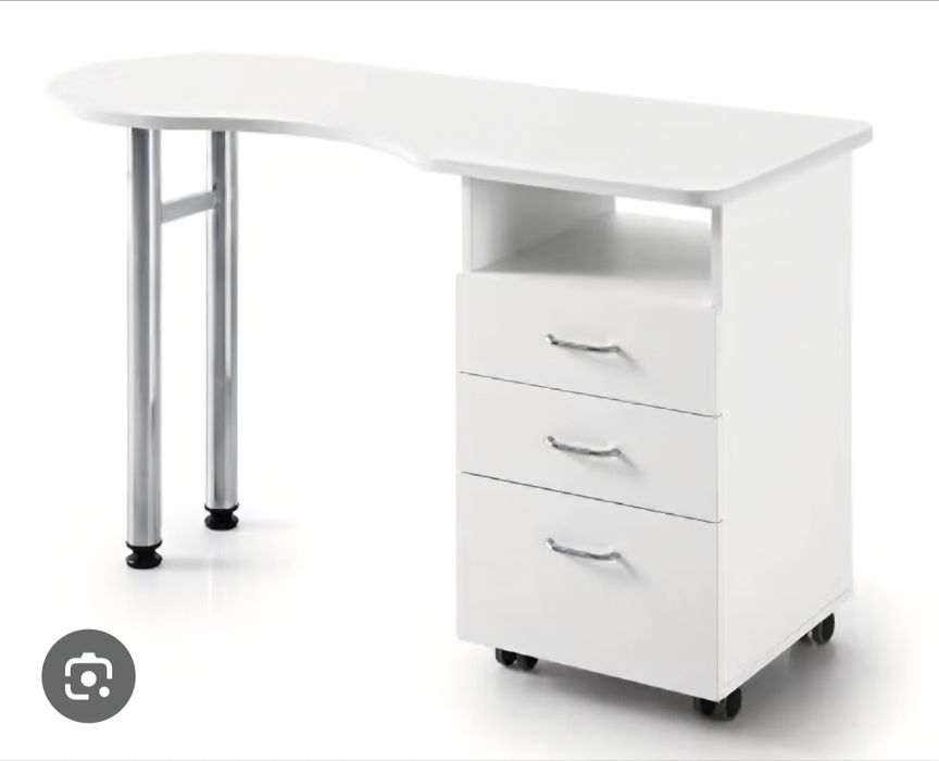 Vendo mesa de manicure com cadeiras.