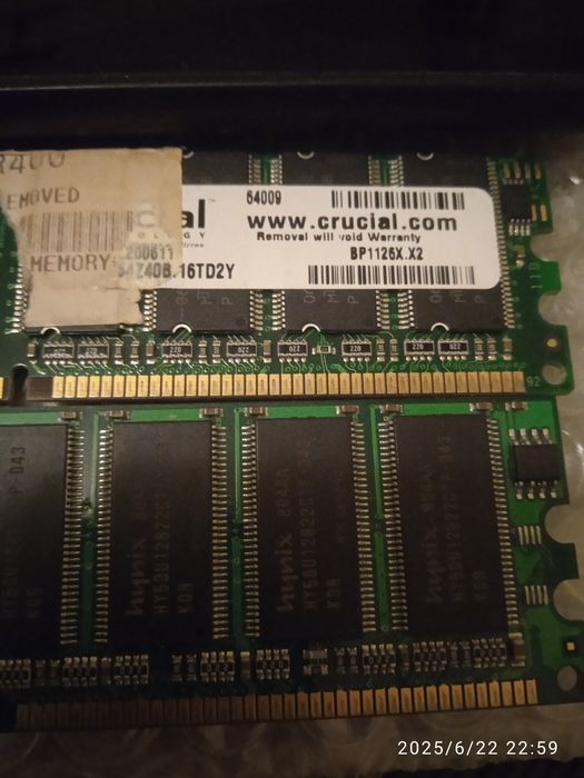 Планки памяти DDR-400.