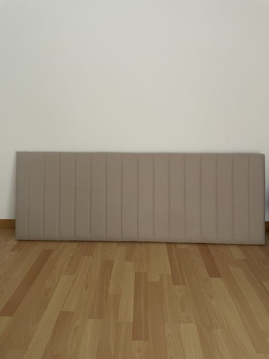 Cabeceira de cama estofada bege