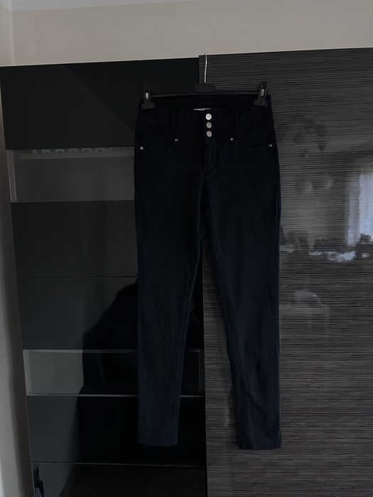 Czarne rurki rozmiar M/38 srebrne guziki