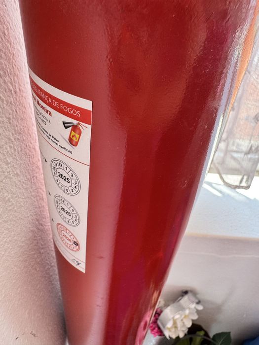 Extintor novo com placas de sinalização
