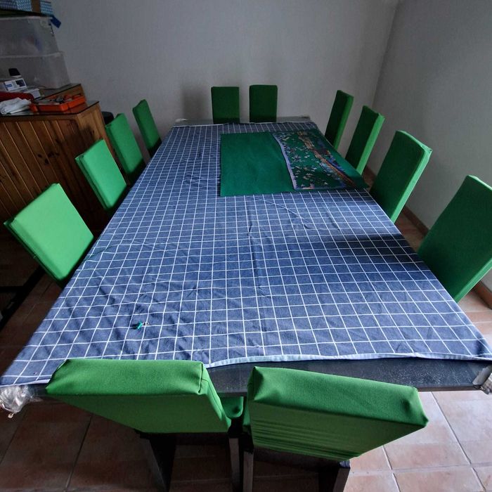 Mesa jantar com 12 cadeiras. Rustico. Motivo: Saude