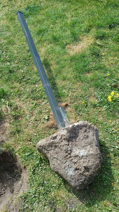 Dwa słupy ogrodzeniowe i 4 podmurówki