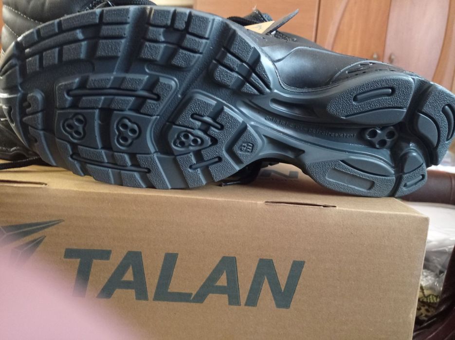 Продам нові робочі черевики