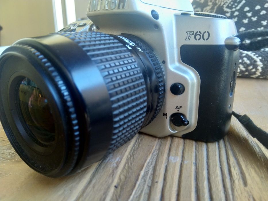 Nikon F60 com teleobjetiva, filtros, rolos