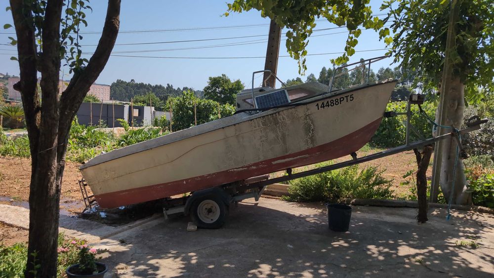 Embarcação argus 430P para restauro com atrelado e documentos