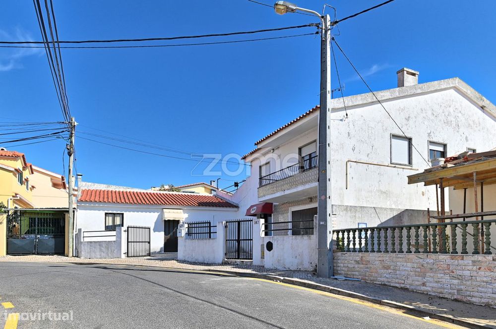 Moradia T4 e Espaço Comercial no R/C em São Domingos de Rana - Casc...