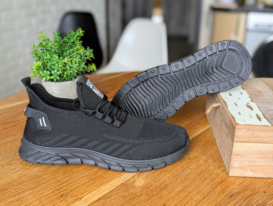 Чорні чоловічі кросівки легкі і зручні Якісне і зручне взуття на весну