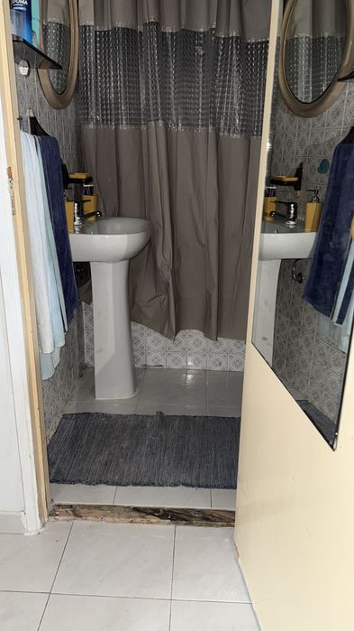 Quarto compartilhado c/ divisoria e porta 320€  Paços D’ Arcos