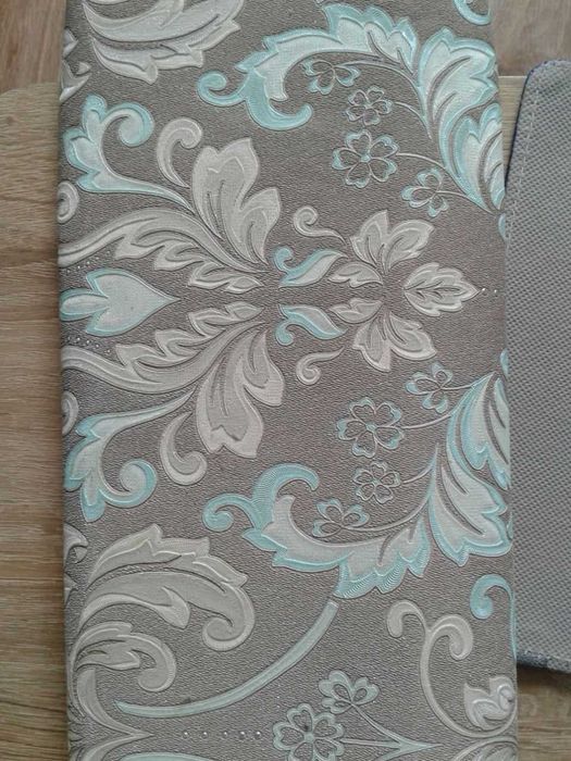 шпалери  на  сірому  фоні