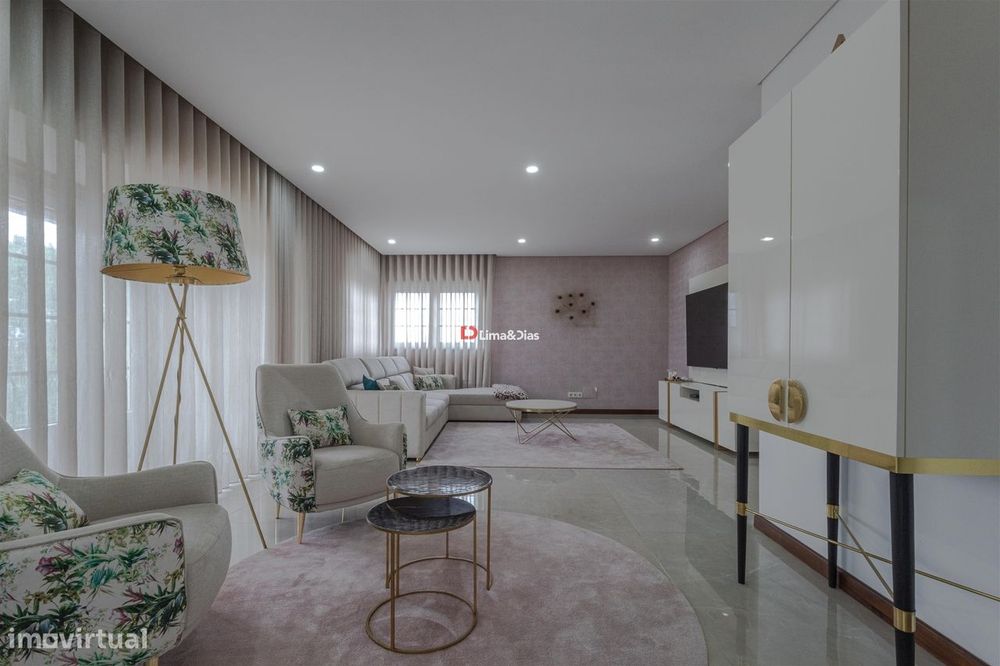 Moradia de Prestígio com Espaço, Conforto e Potencial Único
