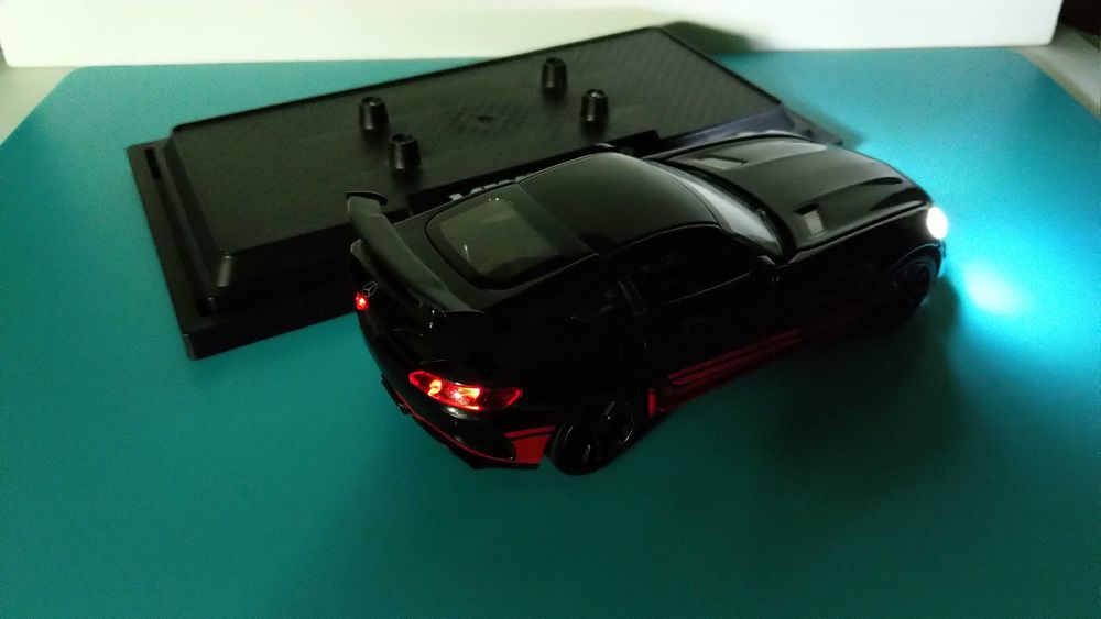 Mercedes Benz AMG GTr - Miniatura esc 1/32 de fricção, com luzes e som