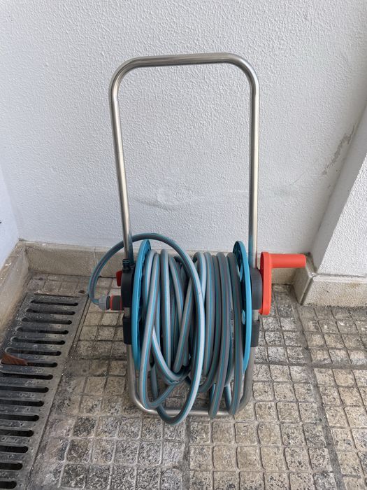 Carro porta mangueira com set de bocal e conectores 25 m Gardena Classic Clever