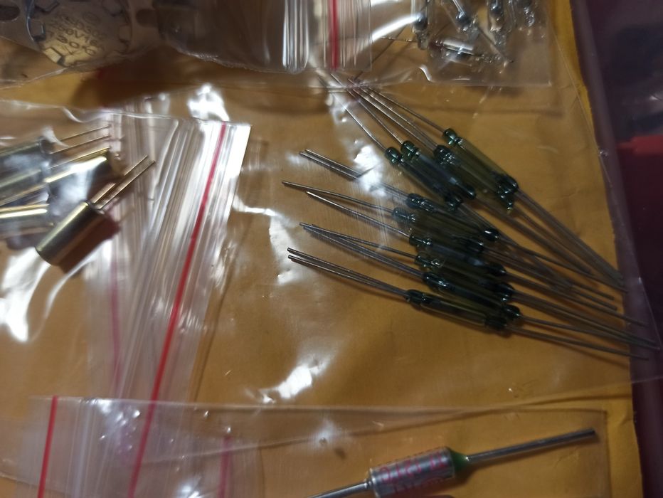 Геркон язычковый 3 контактный 2,5х14мм