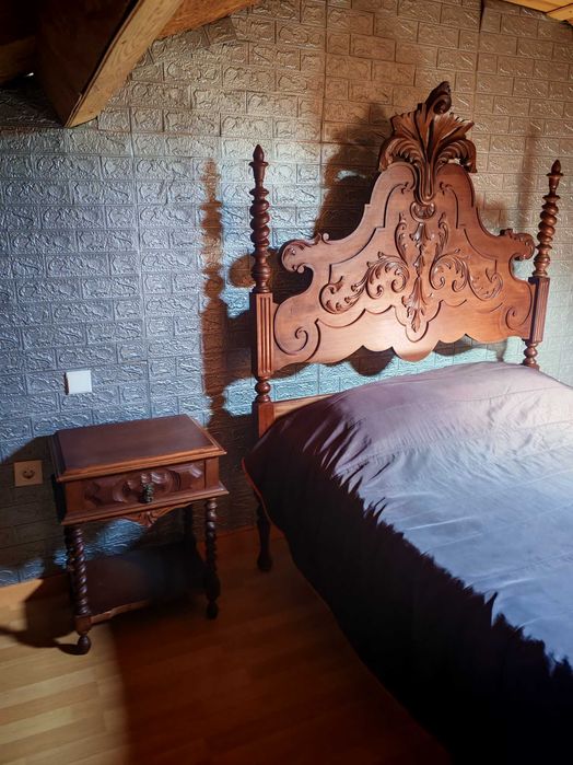 Cama Casal Completa (sem colchão) + 1 Mesinha Cabeceira