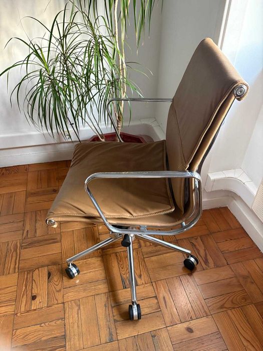 Cadeira de Escritório com rodas, Estilo Eames Soft Pad – Camel / Cromado