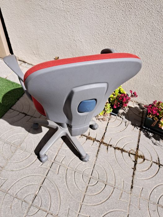 Cadeira de escritorio giratória com rodas.