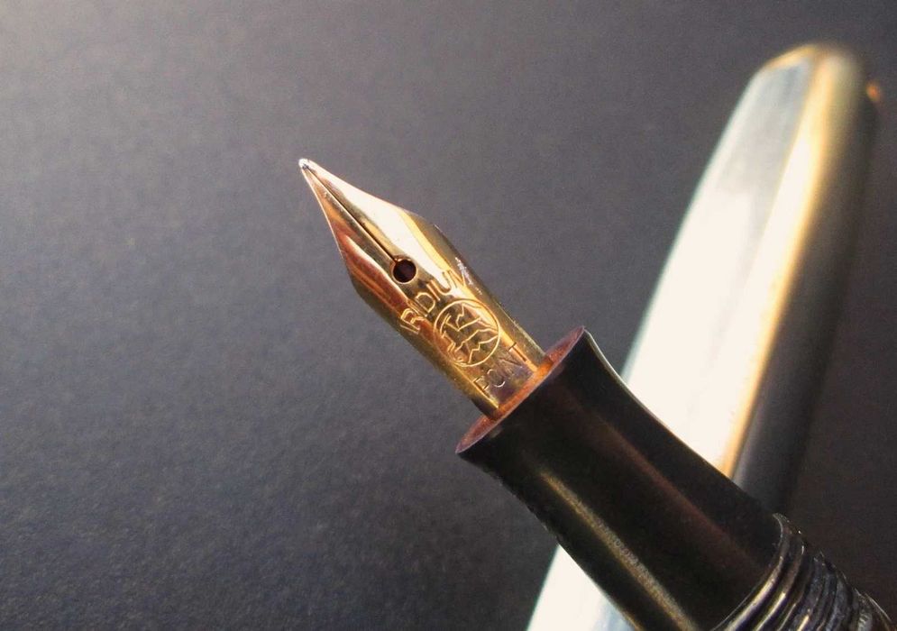 Antiga Caneta KAUCHER c/ Enchimento por Pistão e Aparo "F" Traço Fino