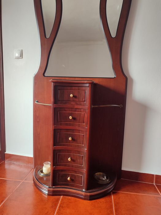 Móvel antigo em madeira