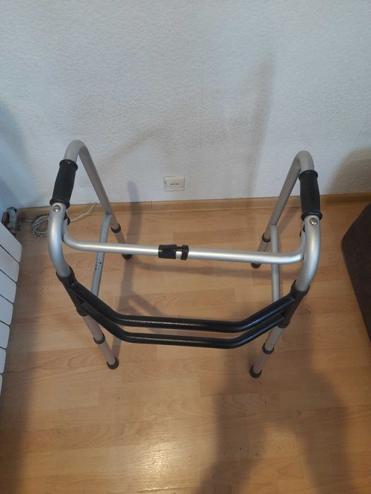 Wózek inwalidzki z chodzikiem