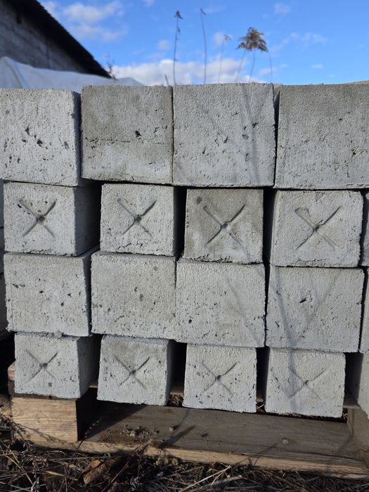 Granicznik słupek geodezyjny kamień