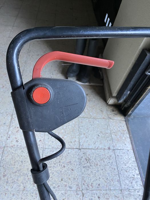 Máquina de cortar relva AVARIADA