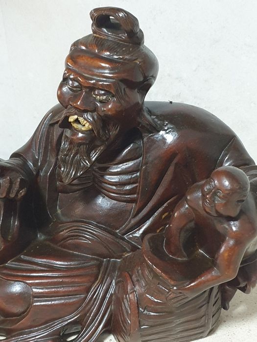 Grande antiga escultura de Buda deitado em madeira exótica esculpida