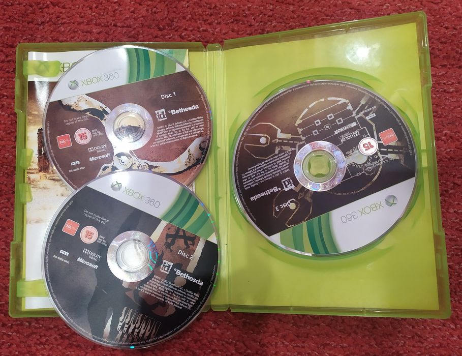 XBox 360+Kinect і усі комплектуючі.