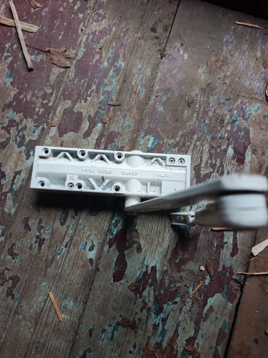 Доводчик дверей польський