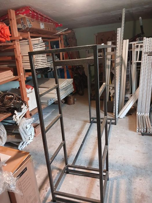 Металева стійка для одягу