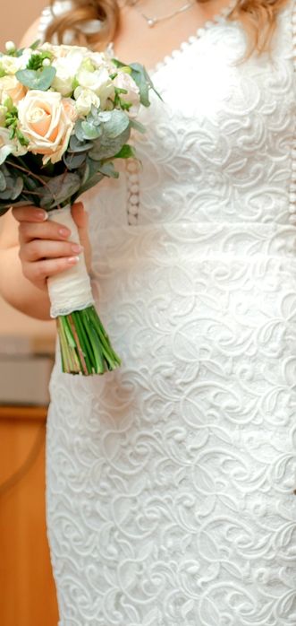 Весільня сукня 42 розміру стримана