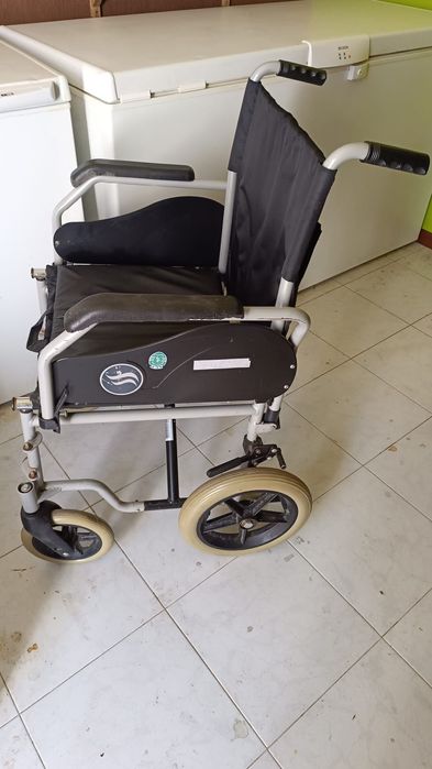 Cadeira de rodas+ almofada de gel usado