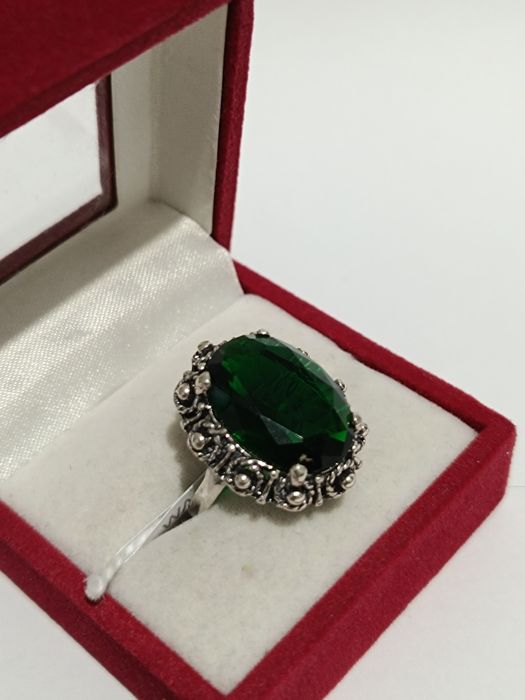 Srebrny pierścionek z zielonym kamieniem roz.13, srebro próby 925