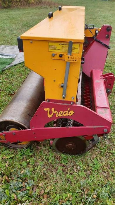 Podsiew traw siewnikiem talerzowym vredo