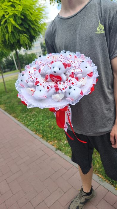 Білий великий букет з м'якими іграшками та цукерками Рафаелло подаруно