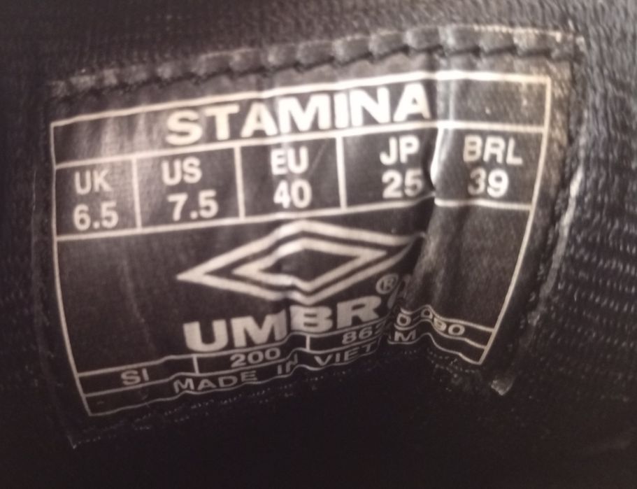 Chuteiras da marca Umbro n. 40