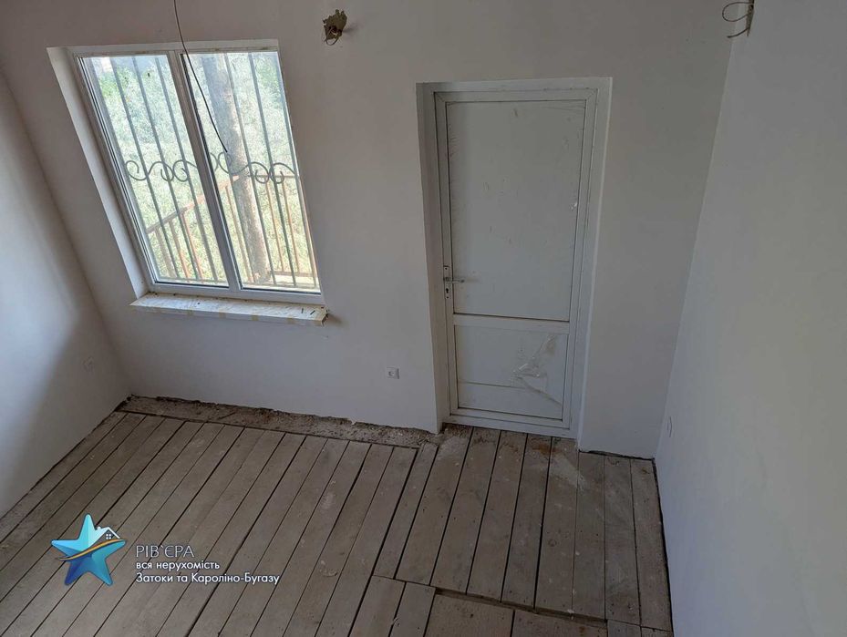 Продам дом в Каролино-Бугазе. 3 уровня.