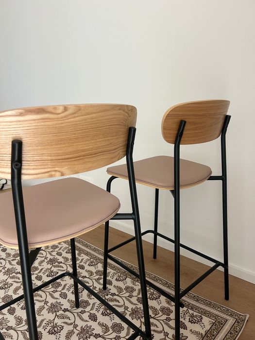 Banco alto 65 cm em ferro preto e madeira com acabamento natural