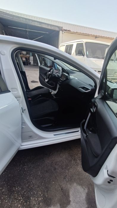 Peugeot 208 style1.200 VTI 84cv
2018
gasolina