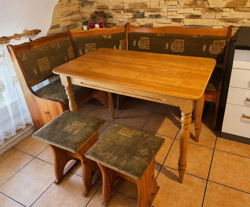 Narożnik kuchenny, stół i 2 taborety. ZESTAW