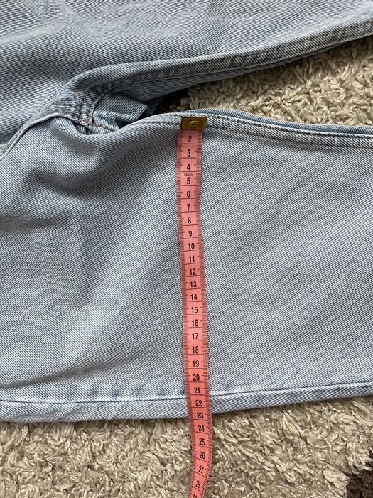 Джинси з заводськими вирізами на карманах mom