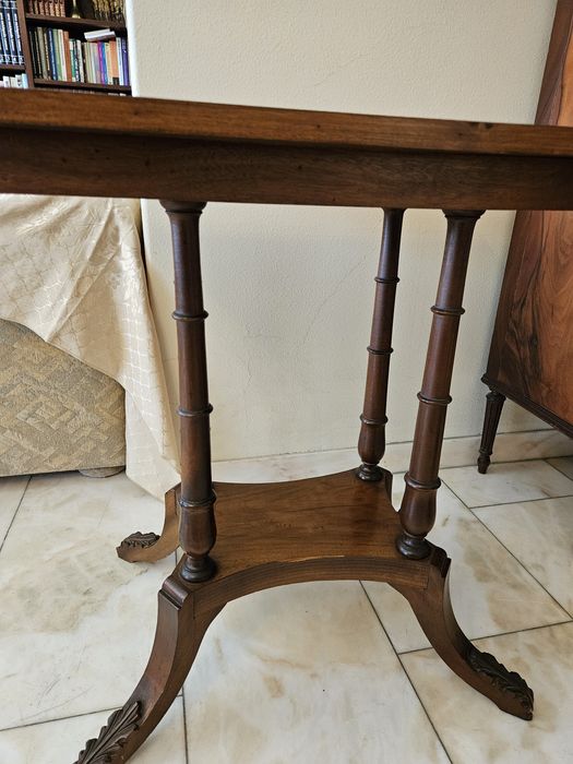 Mesa de apoio em mogno