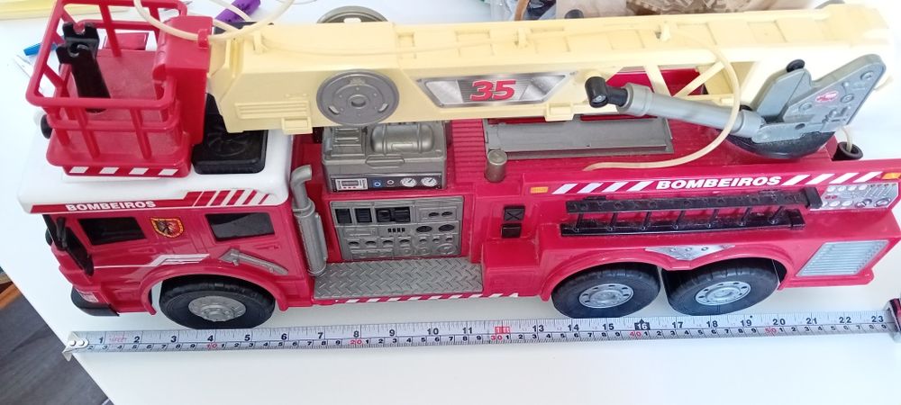 Camião de bombeiros grande com música e com jacto de água